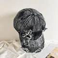 Dettaglio del cappello da baseball in denim lavato con bordi sfilacciati e stile usurato - M (56-58cm) / Nero