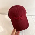 Detalle de gorra de béisbol de algodón granate con bordado de texto 'Beautiful Self' - M (56-58cm) / Burdeos