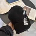 Primer plano de gorra de béisbol negra desgastada con bordado blanco lateral - M (56-58cm) / Negro