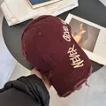 Detalle de gorra de béisbol granate con bordes desgastados y bordado Never Give Up - M (56-58cm) / Burdeos