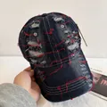 Gros plan d'une casquette en denim vintage délavé avec broderies rouges et effilochage - M / Bleu Foncé (Coutures Rouges)