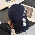 Detalle de gorra de algodón azul marino con bordado NEVER GIVE UP y acabado desgastado - M (56-58cm) / Azul marino