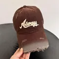 Dettaglio del ricamo Always e visiera logora sul berretto da baseball marrone vintage - M (56-58cm) / caffè