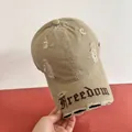 Dettaglio del ricamo gotico Freedom e dei fori consumati sul cappellino da baseball kaki - M(56-58cm) / Kaki