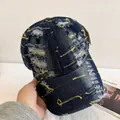 Gros plan d'une casquette en jean bleu marine avec coutures jaunes contrastées et effet usé - M / Bleu Foncé (Coutures Jaunes)