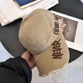 Primer plano de gorra de béisbol caqui con bordado Never Give Up y detalles de rotos usados - M (56-58cm) / Caqui