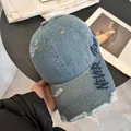 Detalle de gorra denim azul con bordado Never Give Up y bordes desgastados estilo vintage - M (56-58cm) / Azul Denim