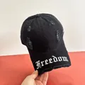 Dettaglio cappello in cotone nero con ricamo Freedom e finiture con fori consumati - M(56-58cm) / Nero
