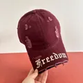 Dettaglio del cappellino da baseball bordeaux in cotone con strappi e ricamo Freedom - M（56-58cm） / Borgogna