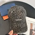Detailansicht der Jeans-Baseballkappe mit Leopardenmuster und Nummer 7 Stickerei - M(56-58cm) / Grauer Leopardenmuster