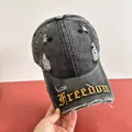 Dettaglio cappello denim strappato con ricamo Freedom gotico giallo sulla visiera - M（56-58cm） / Grigio