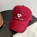 Bordado detallado del diseño de corazón Lucky en gorra de algodón color burdeos - M (56-58cm) / Burdeos