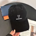 Detailaufnahme der schwarzen Denim-Baseballkappe mit Distressed-Löchern und Stickerei - M(56-58cm) / Schwarz