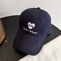 Detalle de gorra azul marino con bordado de corazón Lucky y costuras en la visera - M (56-58cm) / Azul marino