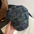 Detail der Schirmmütze aus gewaschenem Denim mit blauen Stoff und Kontrastnähten - M(56-58cm) / Dunkelblau (Grüner Faden)