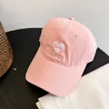 Detalle del bordado de corazón Lucky rosa y texto motivador en la gorra de algodón - M (56-58cm) / Rosa