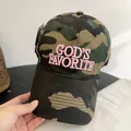 Detail van roze 3D-borduurwerk God's Favorite op camouflage pet met takkenpatroon - M (56-58cm) / Legergroen Camo