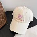Detalle de gorra de béisbol de algodón blanco con parche de corazón y bordado Lucky - M (56-58cm) / Beige