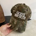 Detail van het God's Favorite borduurwerk op een baseballpet met camouflagepatroon - M (56-58cm) / Khaki Camouflage