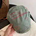 Detail der bunten Stickerei und gewaschenen Denim-Textur auf einer hellblauen Baskenmütze - M(56-58cm) / Hellblau (Rosa Faden)