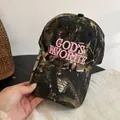 Detailopname van roze 3D God's Favorite borduursel op een camouflage-stijl baseballpet - M (56-58cm) / Donkere camouflage