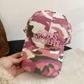 Detail van roze camouflage honkbalpet met God's Favorite 3D-borduurwerk en zijlabel - M (56-58cm) / Roze Camouflage
