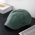 Béret vintage en coton lavé vert foncé avec broderie sur un fond minimaliste - M / Vert