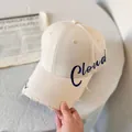 Detalle de gorra beige con bordado Cloud azul y visera con acabado desgastado retro - M (56-58cm) / Blanco (Letras Azul Marino)