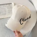 Detalle de gorra de algodón crema con bordado Cloud negro y visera con acabado deshilachado - M (56-58cm) / Blanco (Letras Negras)