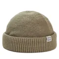 Dettaglio di un cappello in maglia a coste marrone chiaro con etichetta tessuta - Verde
