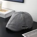 Gros plan d'une casquette grise délavée vintage avec écusson brodé Natural - M (56-58cm) / Gris