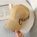 Detalle de gorra de béisbol caqui con bordado Cloud marrón y borde de visera desgastado - M (56-58cm) / Caqui (Letras Marrones)