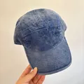 Detailopname van donkerblauwe corduroy textuur en vintage vijf-panel stiksel van de pet - M / Blauw