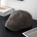 Détail de la casquette rétro en toile avec broderie de lettres et effet usé vintage - M / Café