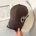 Detalle de la gorra de béisbol marrón oscuro desgastada con bordado de Cloud - M (56-58cm) / Gris