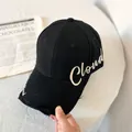 Detalle de gorra negra de algodón con bordado Cloud blanco y borde de visera desgastado - M (56-58cm) / Negro