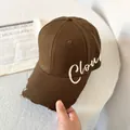 Primer plano de gorra de algodón marrón con bordado Cloud y detalles de visera desgastada - M (56-58cm) / Café