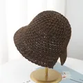 Cappello a secchiello in maglia marrone scuro con trama traforata e spacco su supporto - M / caffè