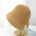 Cappello a secchiello in paglia intrecciata a mano marrone chiaro su supporto dorato - M / Cachi