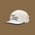 5-Panel Baseballkappe in Creme mit blauem Rand und West Coast Skating Stickerei - M / West Coast Skating Stickerei Stil / Gebrochenes Weiß