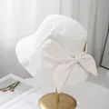 Elegante witte dames vissershoed met grote strik op een gouden metalen standaard - M / Wit