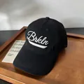 Detalle de gorra de béisbol negra de algodón con bordado Brkln blanco sobre madera - M (56-58cm) / Negro