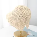 Dettaglio cappello a secchiello in paglia intrecciata a mano con spacco posteriore - M / Beige