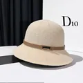 Detailansicht eines beigen Fischerhuts mit braunem Lederband und goldener Metallschnalle - Mittel / Beige