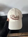 Detalle de una gorra de béisbol de lona beige con bordado cursivo Brkln en color marrón - M (56-58cm) / Beige