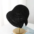Dettaglio di un cappello a secchiello in paglia nera con tesa posteriore divisa - M / Nero