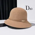 Detailansicht des khakifarbenen Strickhutes mit Lederband und goldenem Metallelement - Mittel / Khaki