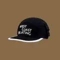 Schwarze West Coast Skating Camper-Kappe mit Stickerei und seitlicher Tasche - M / West Coast Skating Stickerei Stil / Schwarz