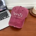 Detailaufnahme weinrote Baseballkappe mit weißer TRUSTS-Stickerei im Distressed-Stil - M (56-58cm) / Burgunderrot