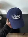 Detalle de la gorra de béisbol azul marino con bordado Brkln blanco y tejido sarga - M (56-58cm) / Azul marino